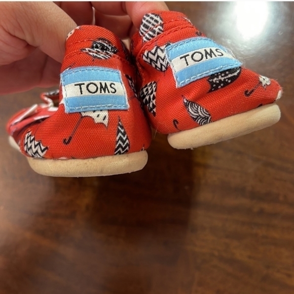 GREAT CONDITION TOMS SHOES IN ORANGE W/ UMBRELLAS ON THEM. SZ 7 LIKE NEW - Picture 3 of 4